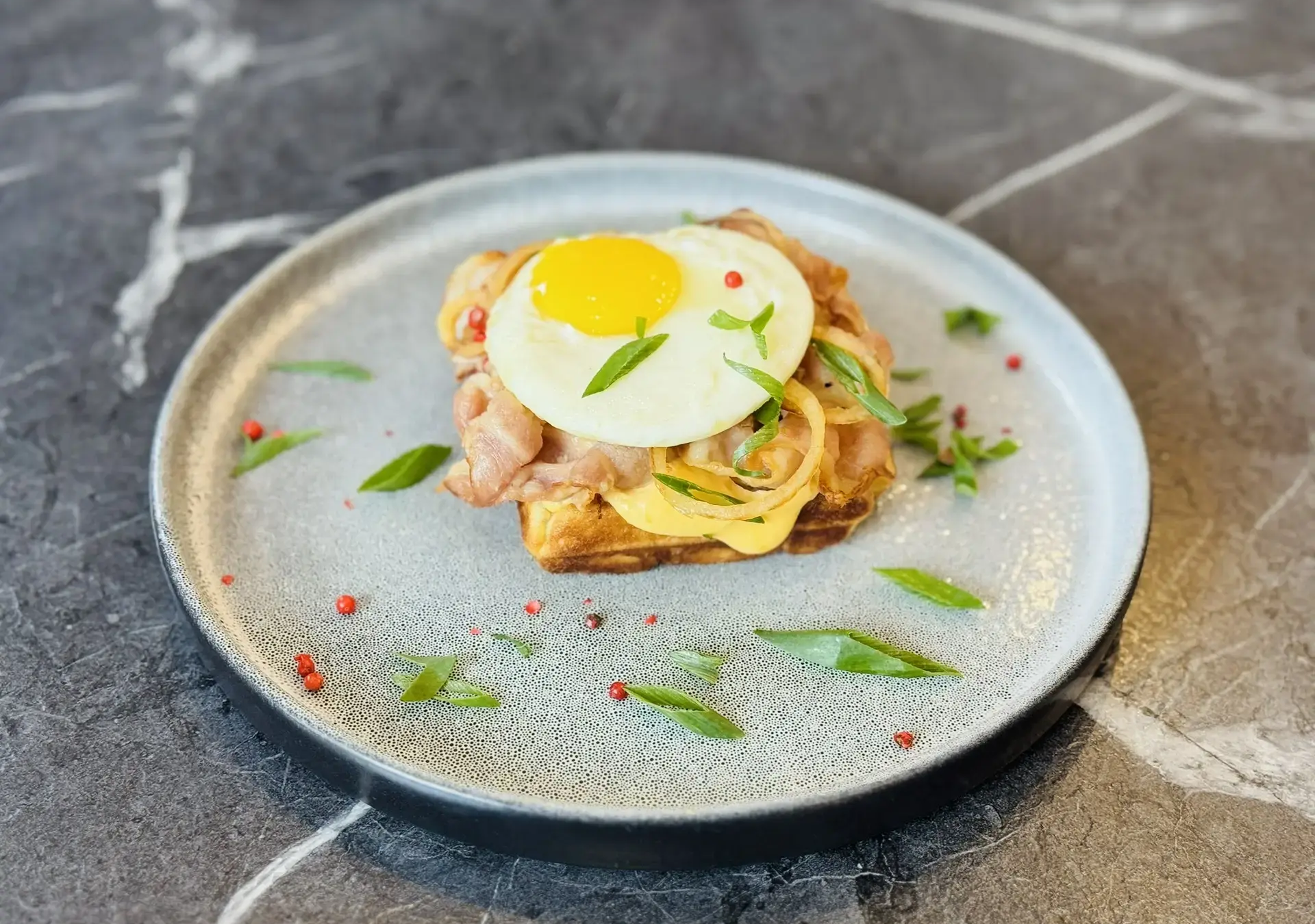 Бельгийская вафля с беконом, яйцом и сырным соусом